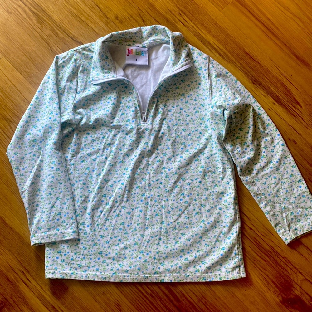 Cute floral pullover!